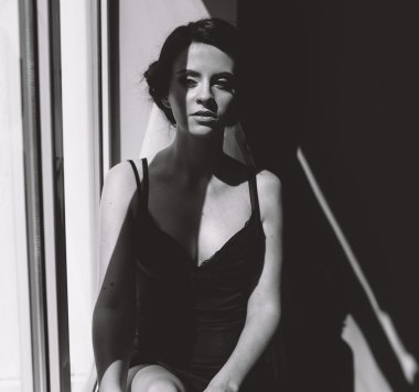 Gelin pencereden bakıyor