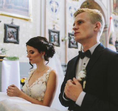 Gelin ve damat kilisede.