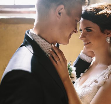 Gelin ve damat bir pencere arka plan üzerinde.