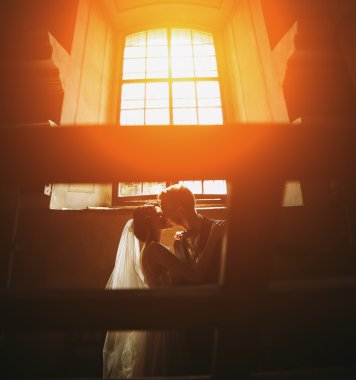 Gelin ve damat bir pencere arka plan üzerinde.