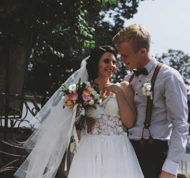 Gelin ve damat sokaklarda poz