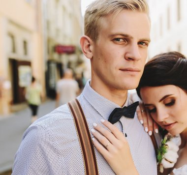 Gelin ve damat sokakta