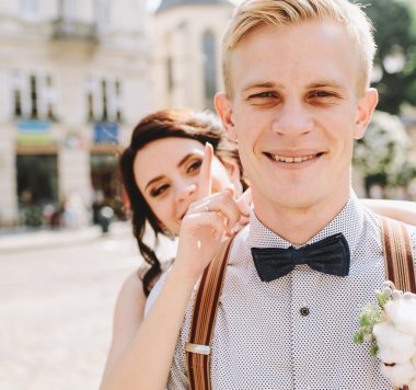 Gelin Damat kucaklayan