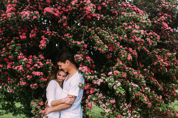 Jovem casal feliz no amor ao ar livre — Fotografia de Stock