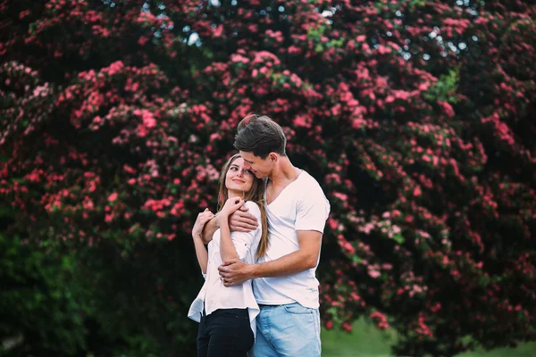 Jovem casal feliz no amor ao ar livre — Fotografia de Stock