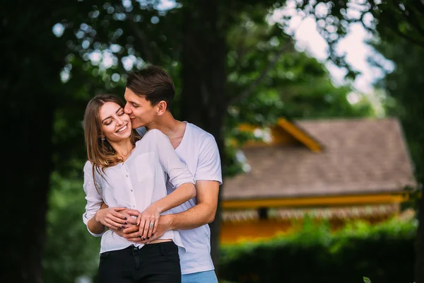 Jonge volwassen brunette man en vrouw in het park — Stockfoto