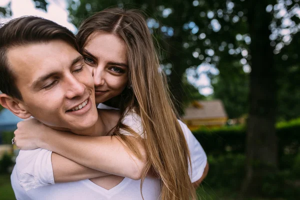 Jonge volwassen brunette man en vrouw in het park — Stockfoto