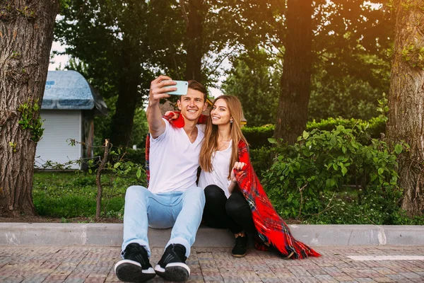 Belo jovem casal faz selfie — Fotografia de Stock