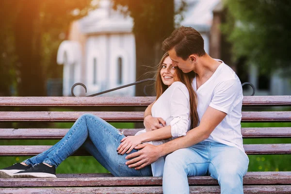 Homem e mulher em um banco no parque — Fotografia de Stock