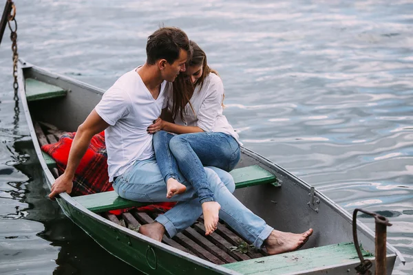 Pareja en barco — Foto de Stock