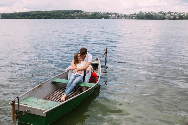 Casal em barco — Fotografia de Stock