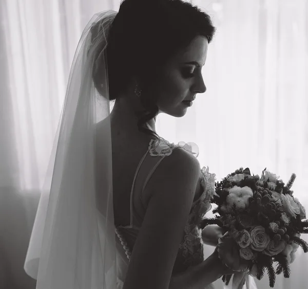 Novia posando en una ventana grande — Foto de Stock