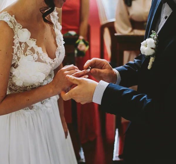 Βάζοντας το γαμήλιο δαχτυλίδι για — Φωτογραφία Αρχείου