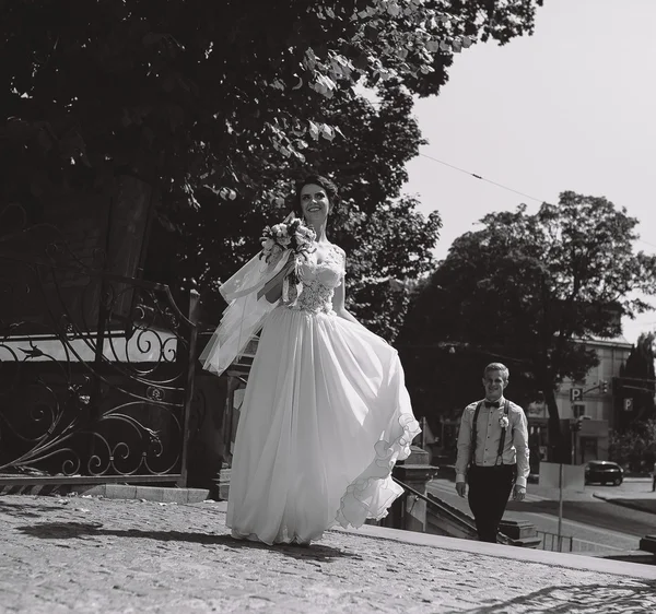 Mariée et marié posant dans les rues — Photo