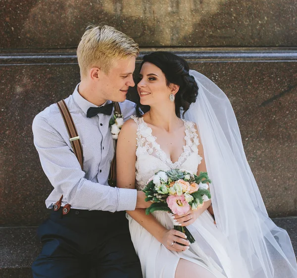 Hochzeitspaar sitzt — Stockfoto