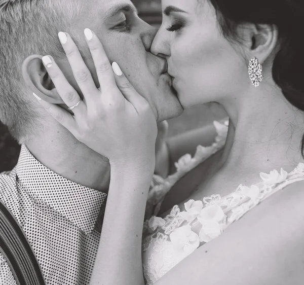 Свадебная пара целует друг друга — стоковое фото