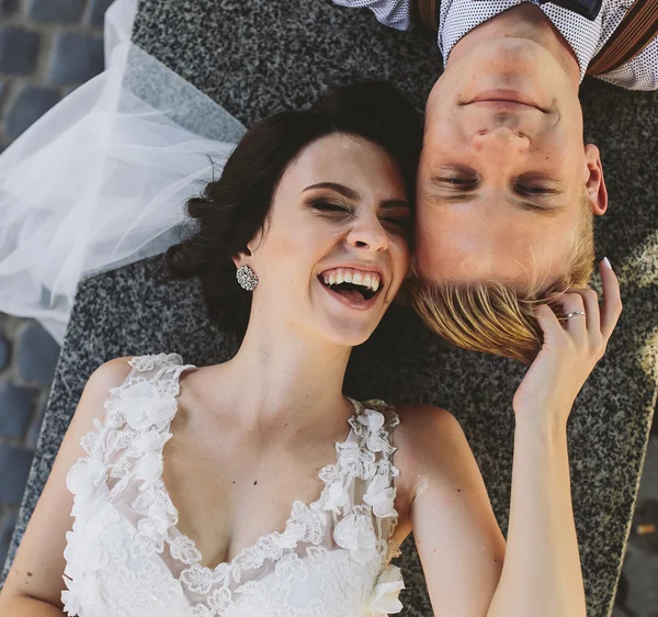 Жених и невеста веселятся — стоковое фото