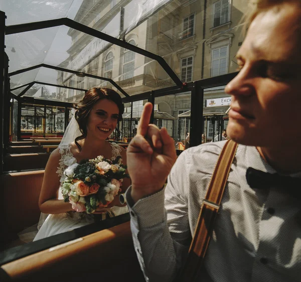 Noiva e noivo posando em um carro de turismo — Fotografia de Stock