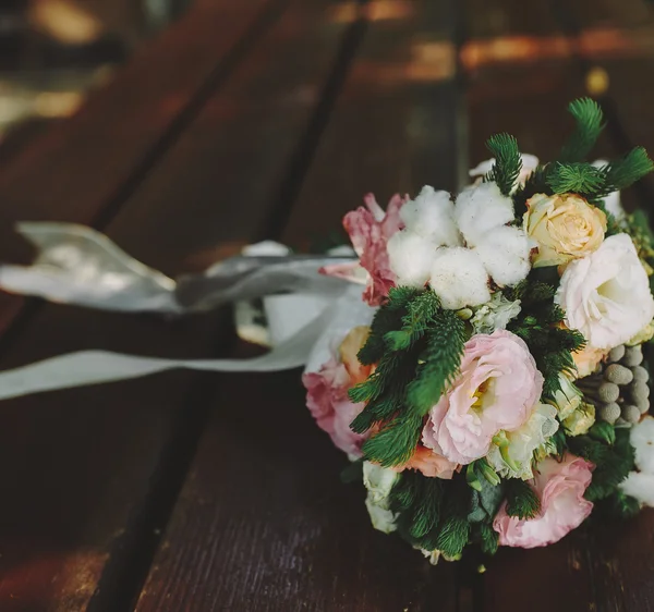 Bouquet da sposa su una panchina — Foto Stock