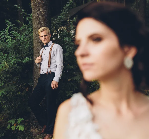 Bride looks somewhere — Stock Photo, Image