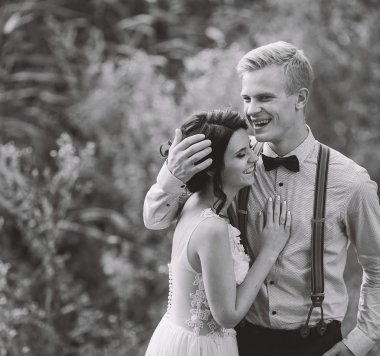 Yavaşça kucaklayan onun gelin damat