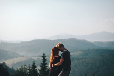 Dağlarda bir çiftin fotoğraf