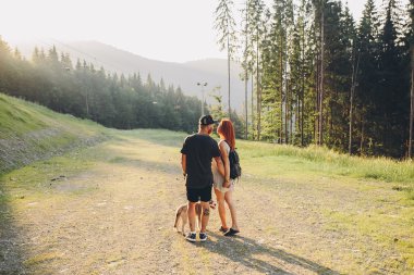 Dağlarda bir çiftin fotoğraf