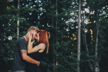 güzel birkaç orman arka planda