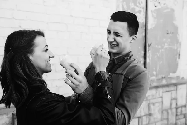 Bonito jovem casal — Fotografia de Stock