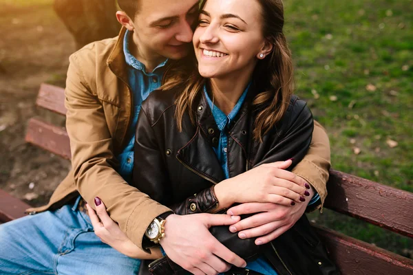 Bonito jovem casal — Fotografia de Stock