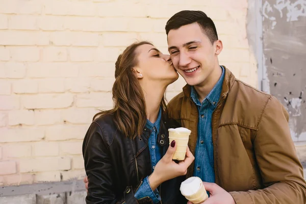 Hermosa pareja joven —  Fotos de Stock