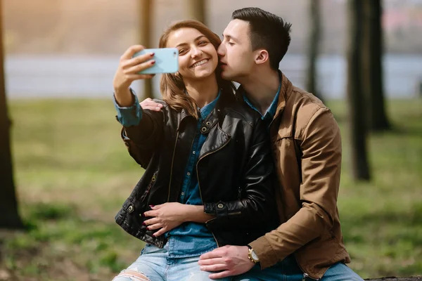 Hermosa pareja joven — Foto de Stock