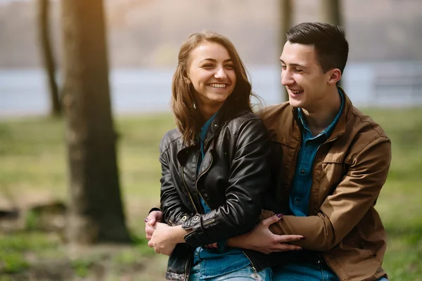 Bonito jovem casal — Fotografia de Stock