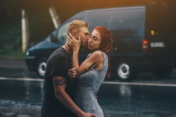 Lindo casal abraçando na chuva — Fotografia de Stock