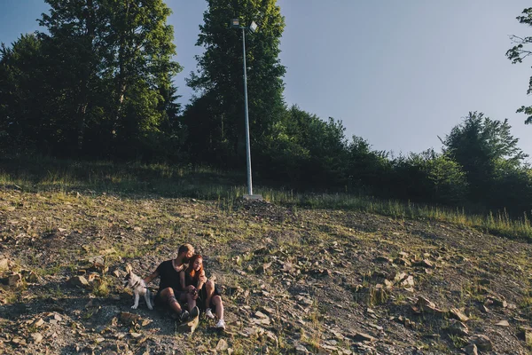 Foto de una pareja en las montañas — Foto de Stock