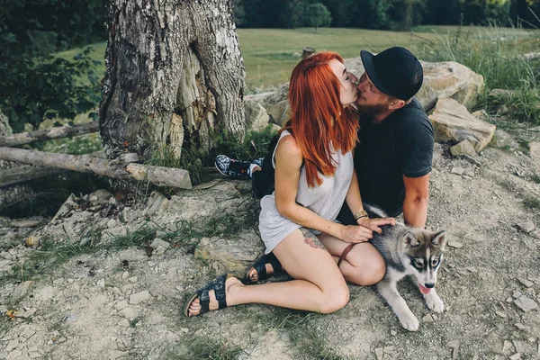 Foto de una pareja en las montañas — Foto de Stock