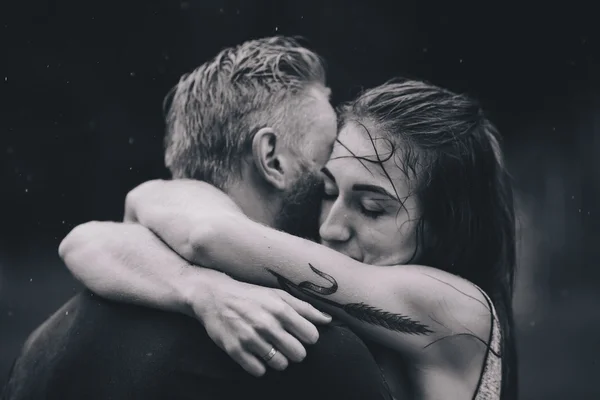 Beautiful couple hugging in the rain — Stock Photo, Image