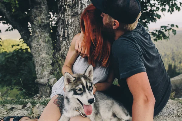 Foto de una pareja en las montañas —  Fotos de Stock