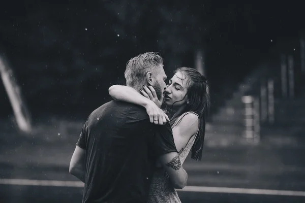 美しいカップルが雨の中でキス — ストック写真