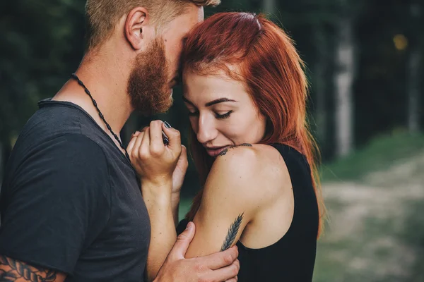 Mooi paar op de achtergrond van bos — Stockfoto