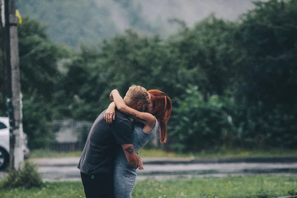 Beautiful couple hugging in the rain — Stock Photo, Image