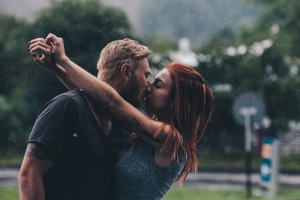 Beau couple baisers sous la pluie — Photo