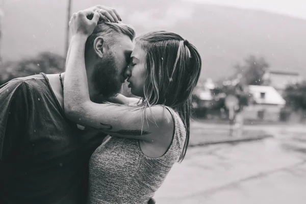 Beautiful couple hugging in the rain — Stock Photo, Image