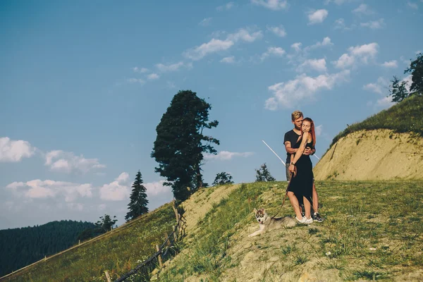 Foto av ett par i bergen — Stockfoto