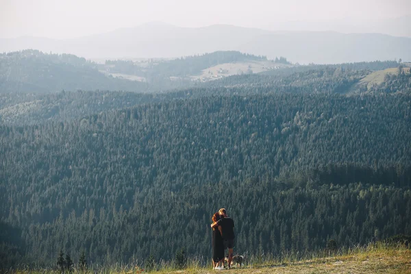 Photo d'un couple dans les montagnes — Photo