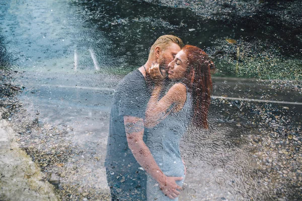 Bella coppia che abbraccia sotto la pioggia — Foto Stock