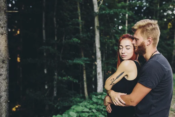 Guy abrazando a su novia — Foto de Stock