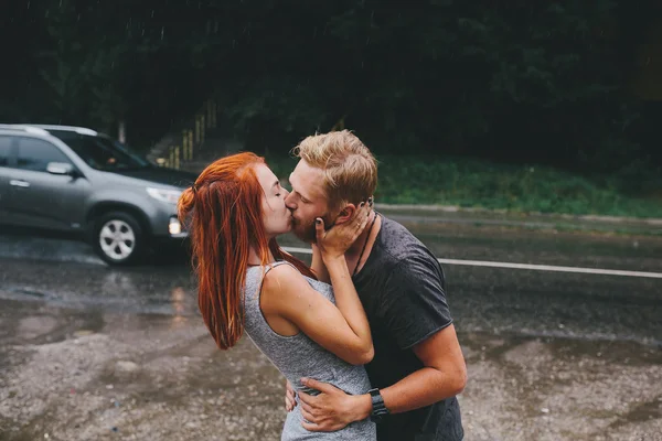 Člověk hodí se svou přítelkyní — Stock fotografie