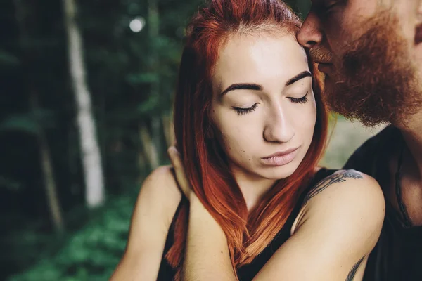Killen kramar sin flickvän — Stockfoto