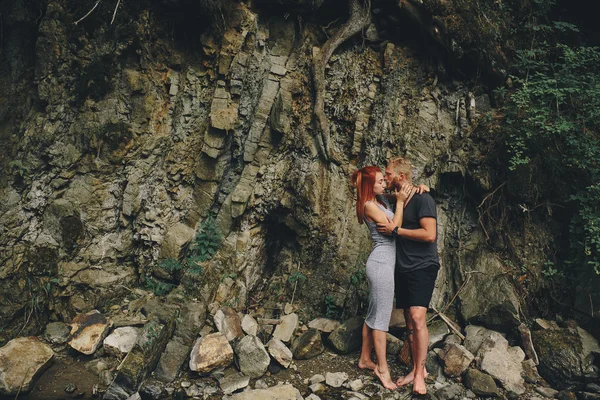 Beau couple sur le fond de forêt — Photo